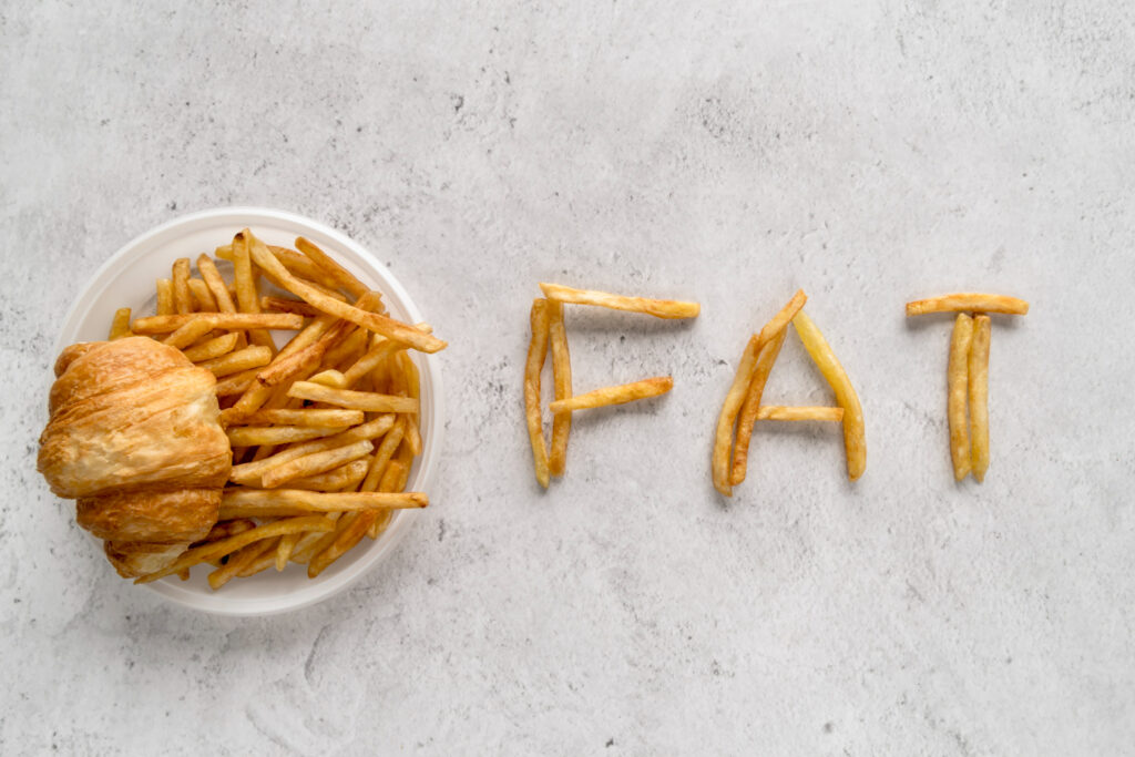 تصویر سیبزمینی سرخ شده در یک پس زمینه سفید که حاوی نوشته fat هست